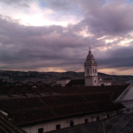 Hostal Yumbo Imperial Quito Exterior photo