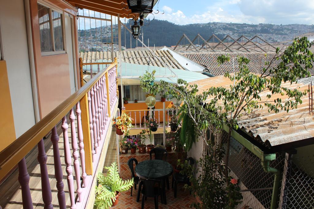 Hostal Yumbo Imperial Quito Exterior photo