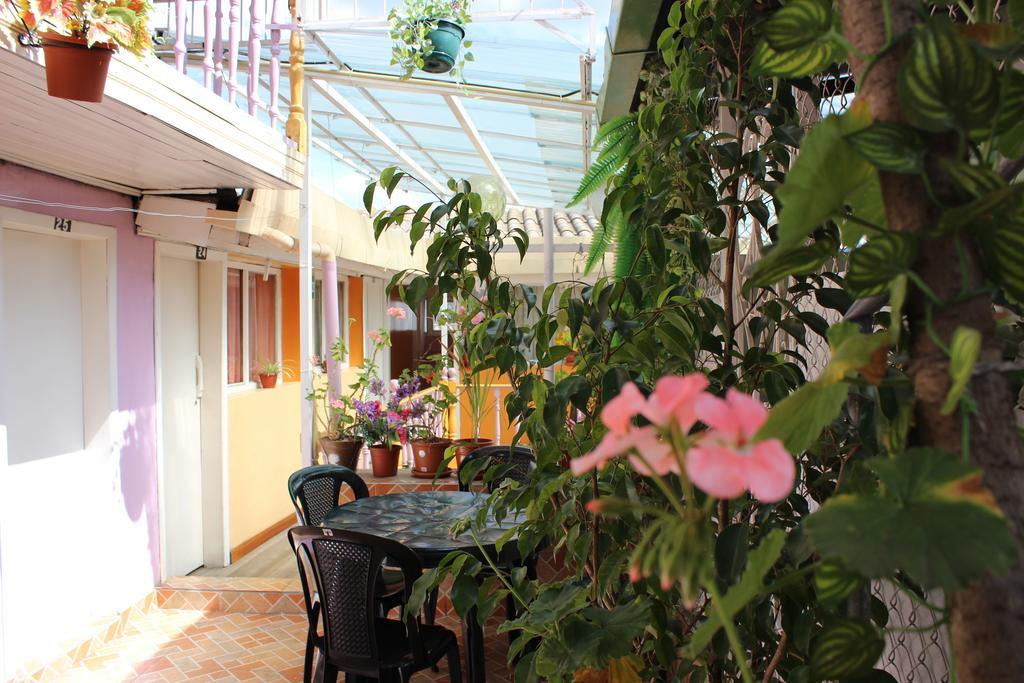 Hostal Yumbo Imperial Quito Exterior photo