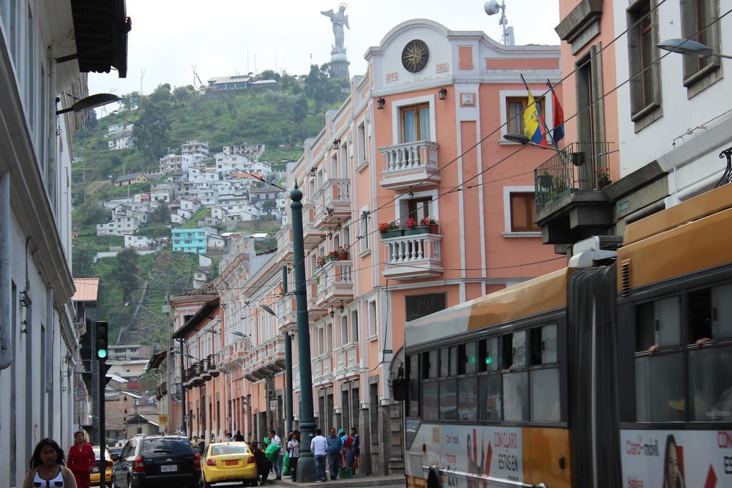 Hostal Yumbo Imperial Quito Exterior photo