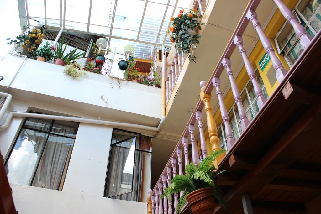 Hostal Yumbo Imperial Quito Exterior photo