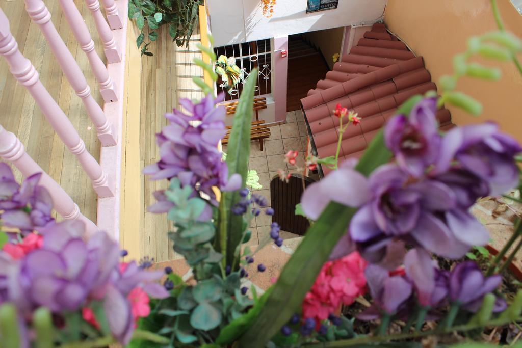Hostal Yumbo Imperial Quito Exterior photo